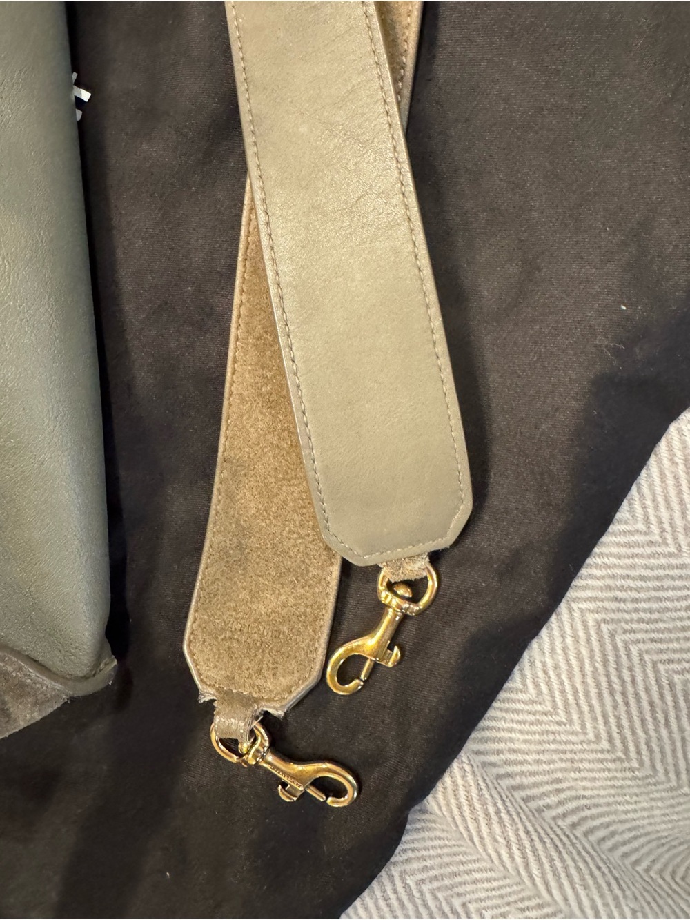 SAINT LAURENT Calfskin Baby Monogram Downtown Cabas Earth
Saint Laurent - Picture 5 of 12